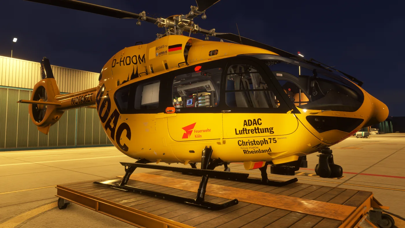 Gelber ADAC-Hubschrauber Christoph 75 nachts auf dem Vorfeld