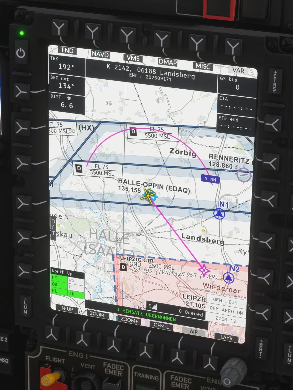 Das simulierte Euronav im Cockpit mit einem übernommenen Einsatz auf der Karte